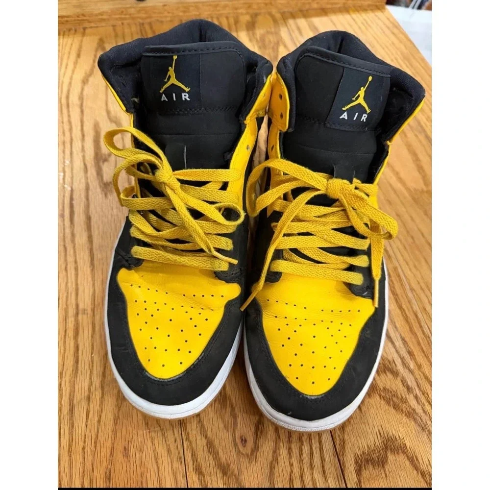 377-Nike Jordan 1 Retro Mid New Love Black Varsity Maize 136085-072 Mens 10.5
